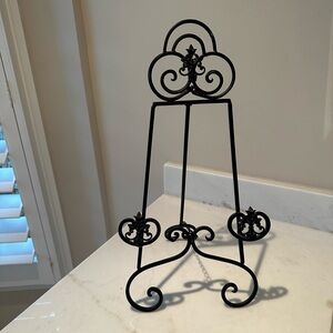 Elegant Black Metal Easel Stand